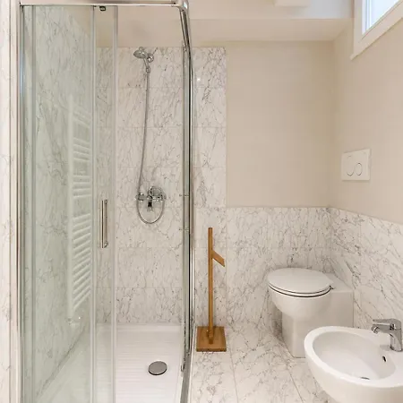 Spacious, Bright And Airy Flat At Accademia *