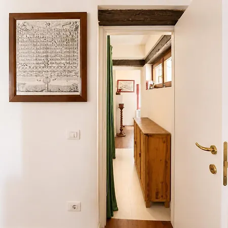 Spacious, Bright And Airy Flat At Accademia *
