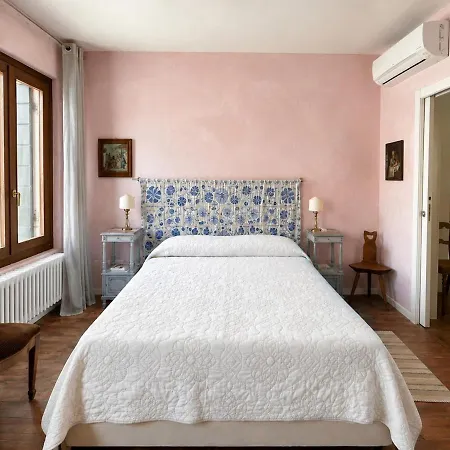 Spacious, Bright And Airy Flat At Accademia *